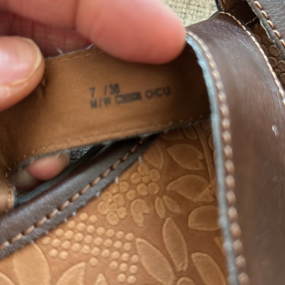 b.o.c BORN CONCEPTS - brown leather strappy sandal- EUC- minimal wear- size 7M - Picture 4 of 6